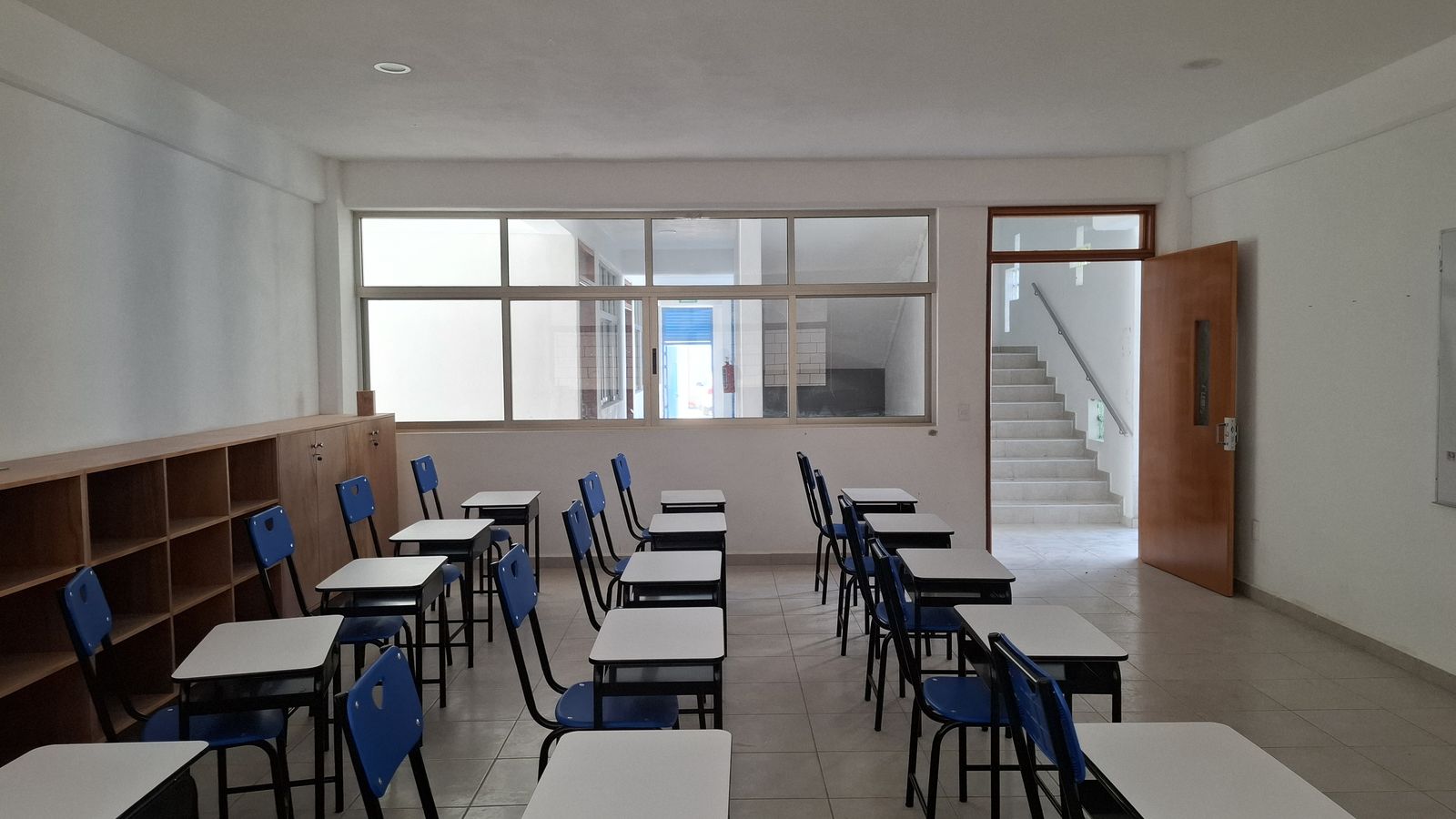 Área de lectura y estantería del Instituto Quetzal