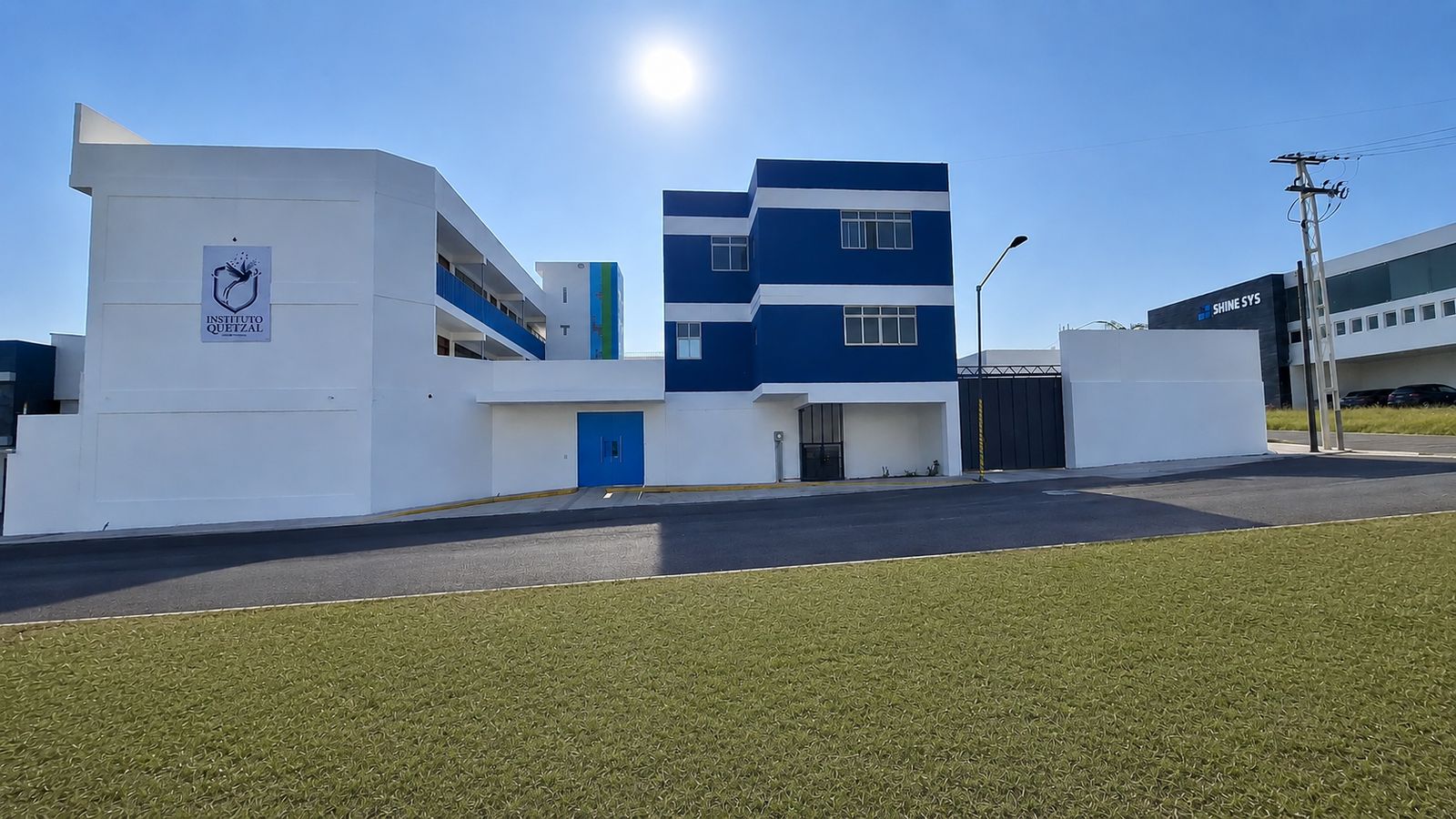 Fachada del Instituto Quetzal Internacional en Corregidora, Querétaro