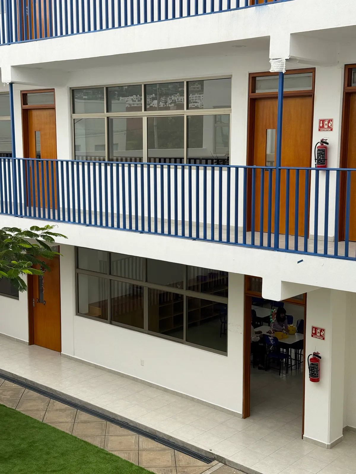 Salones de planta baja y primer piso con puertas de madera