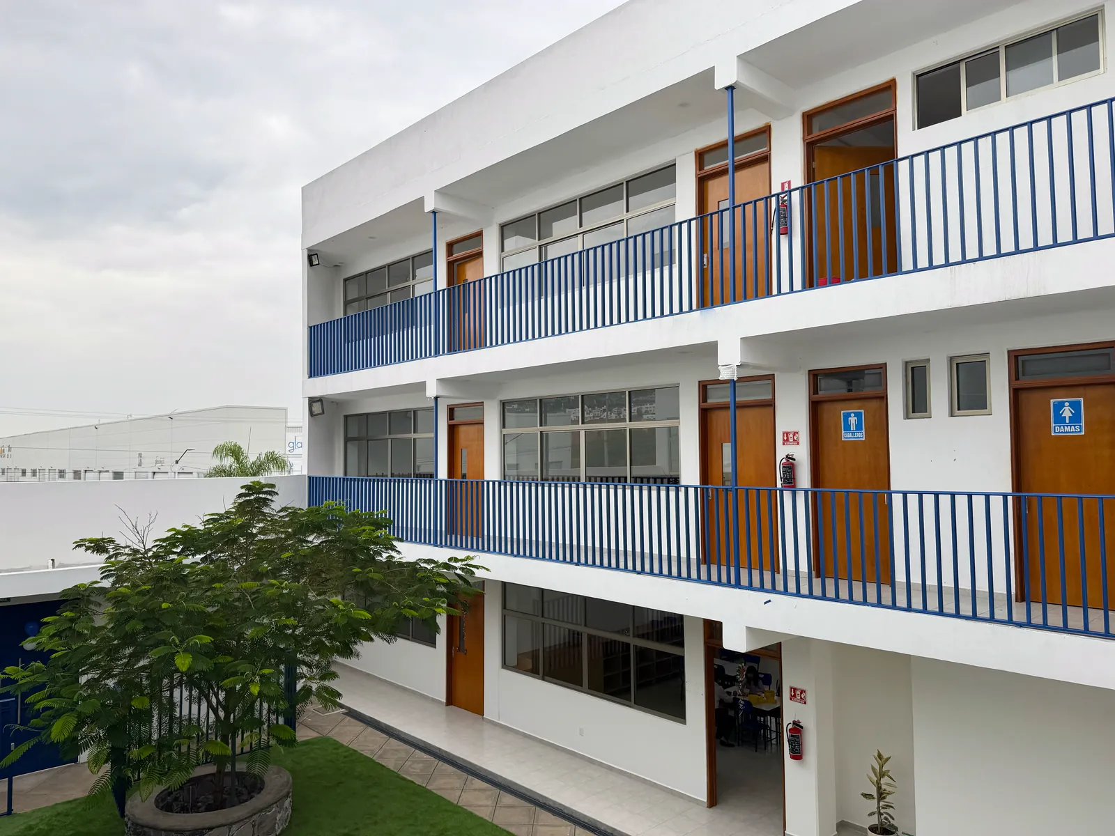 Edificio de salones con balcones y puertas de madera