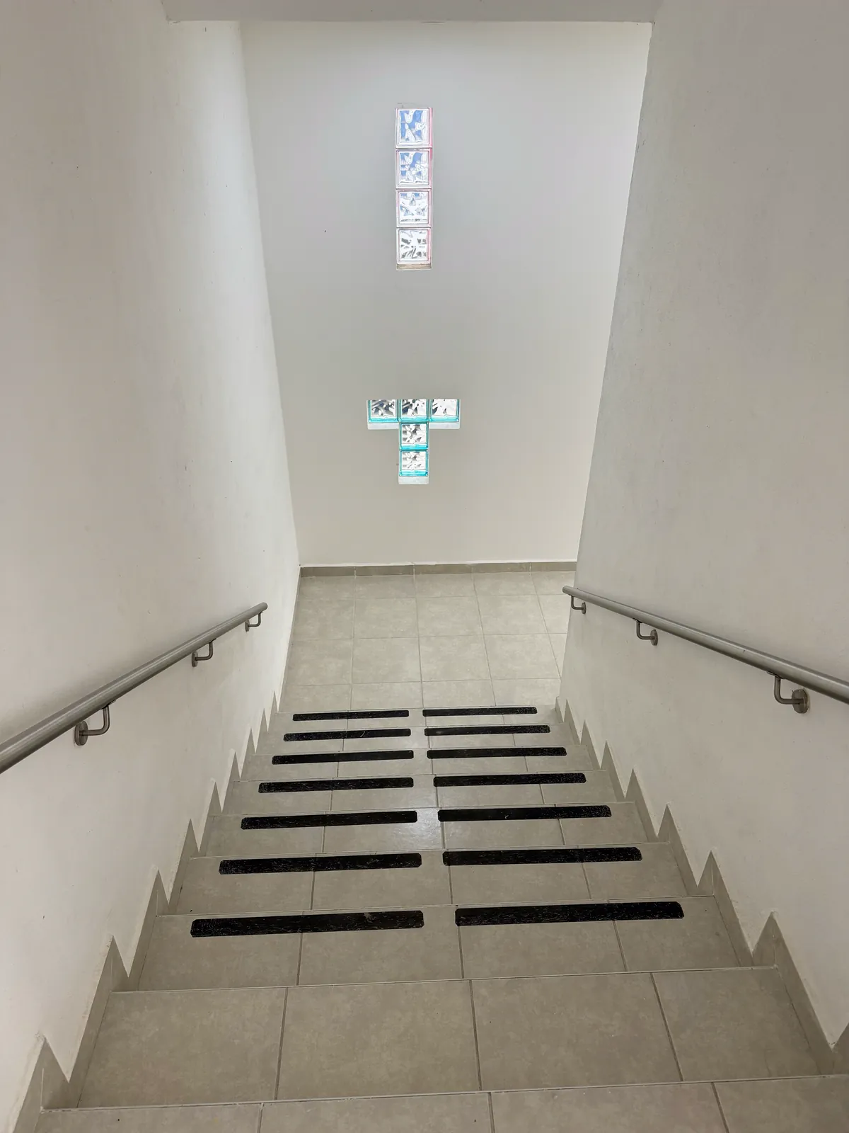 Escaleras interiores con pasamanos e iluminación natural