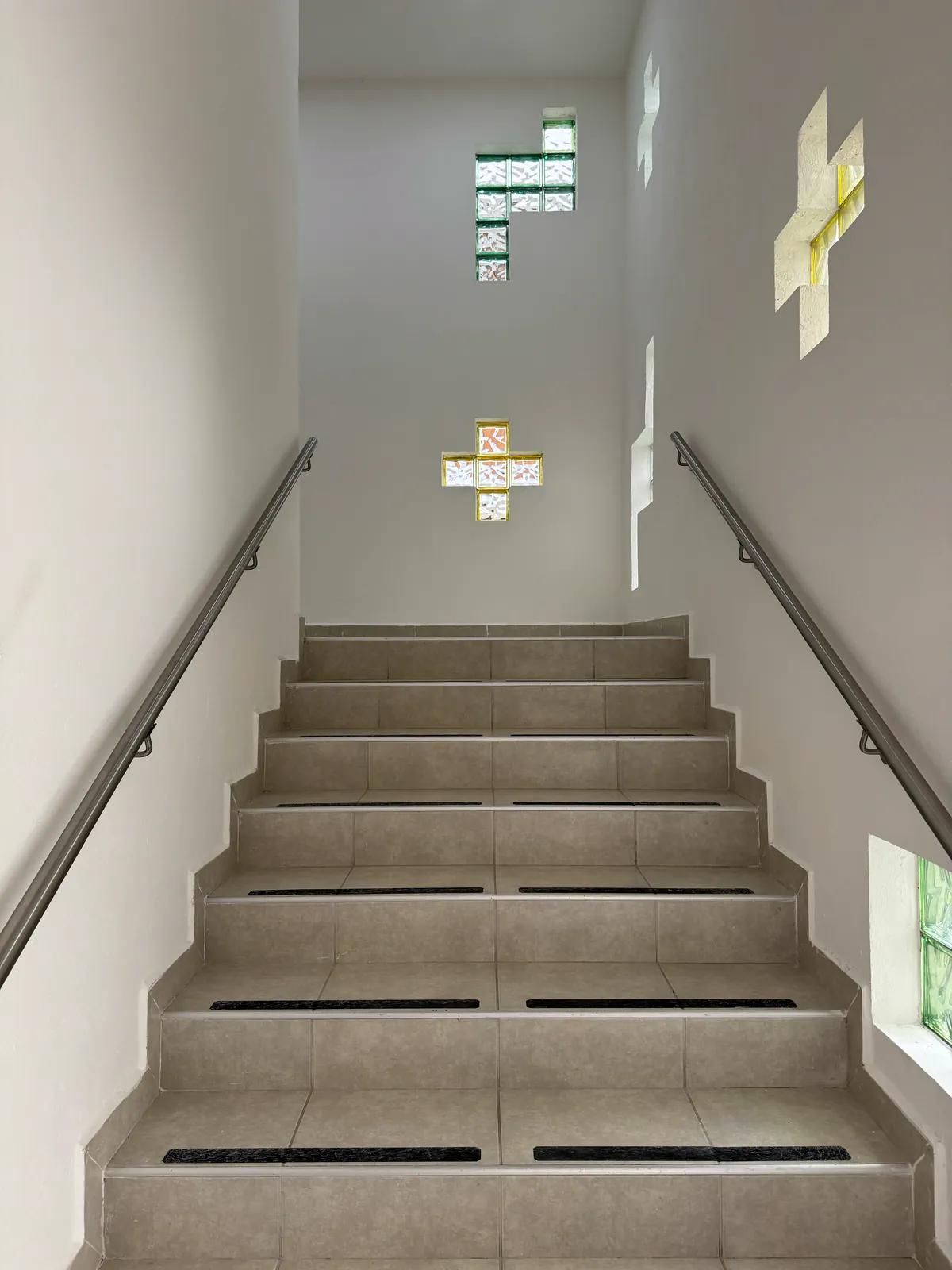 Escaleras interiores con ventanas en forma de cruz