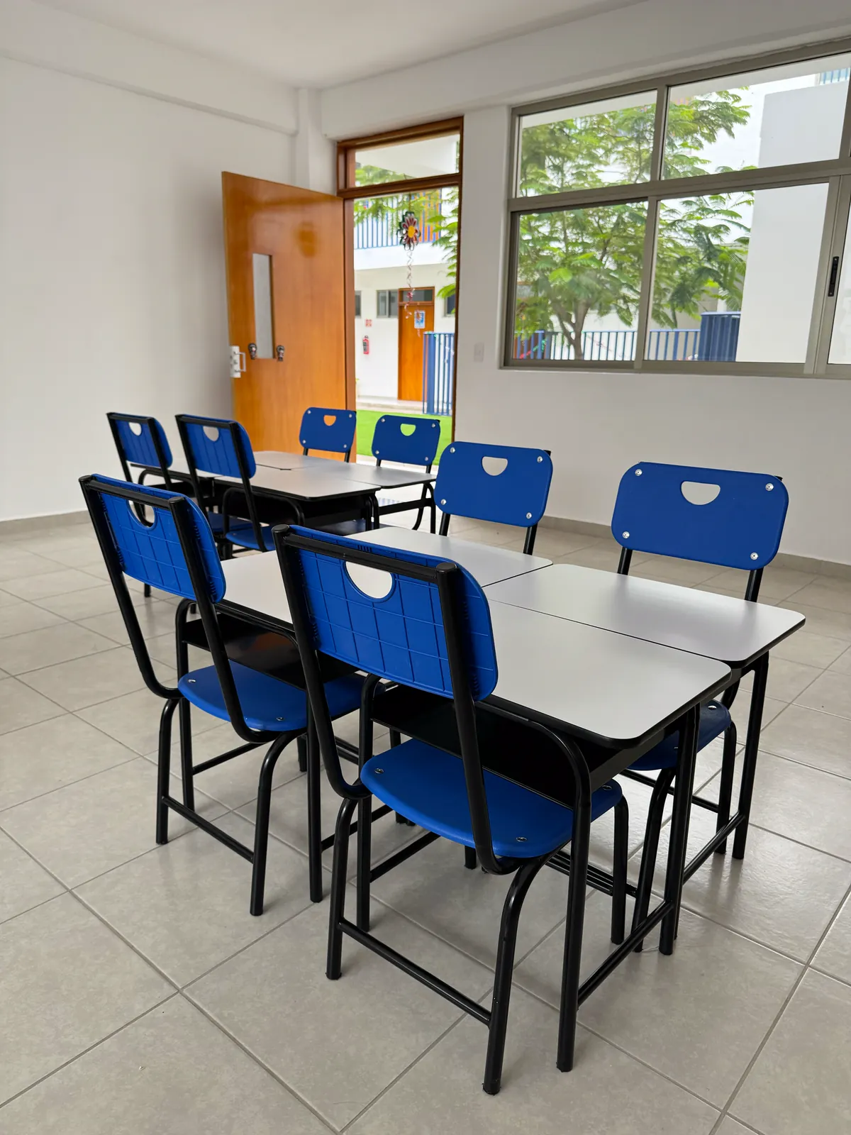 Mesas de trabajo junto a la ventana de un salón