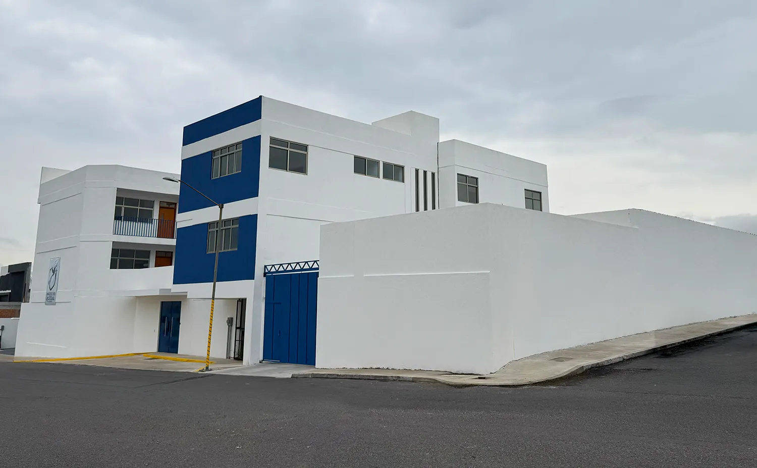 Exterior de la escuela primaria en Los Olvera, Corregidora