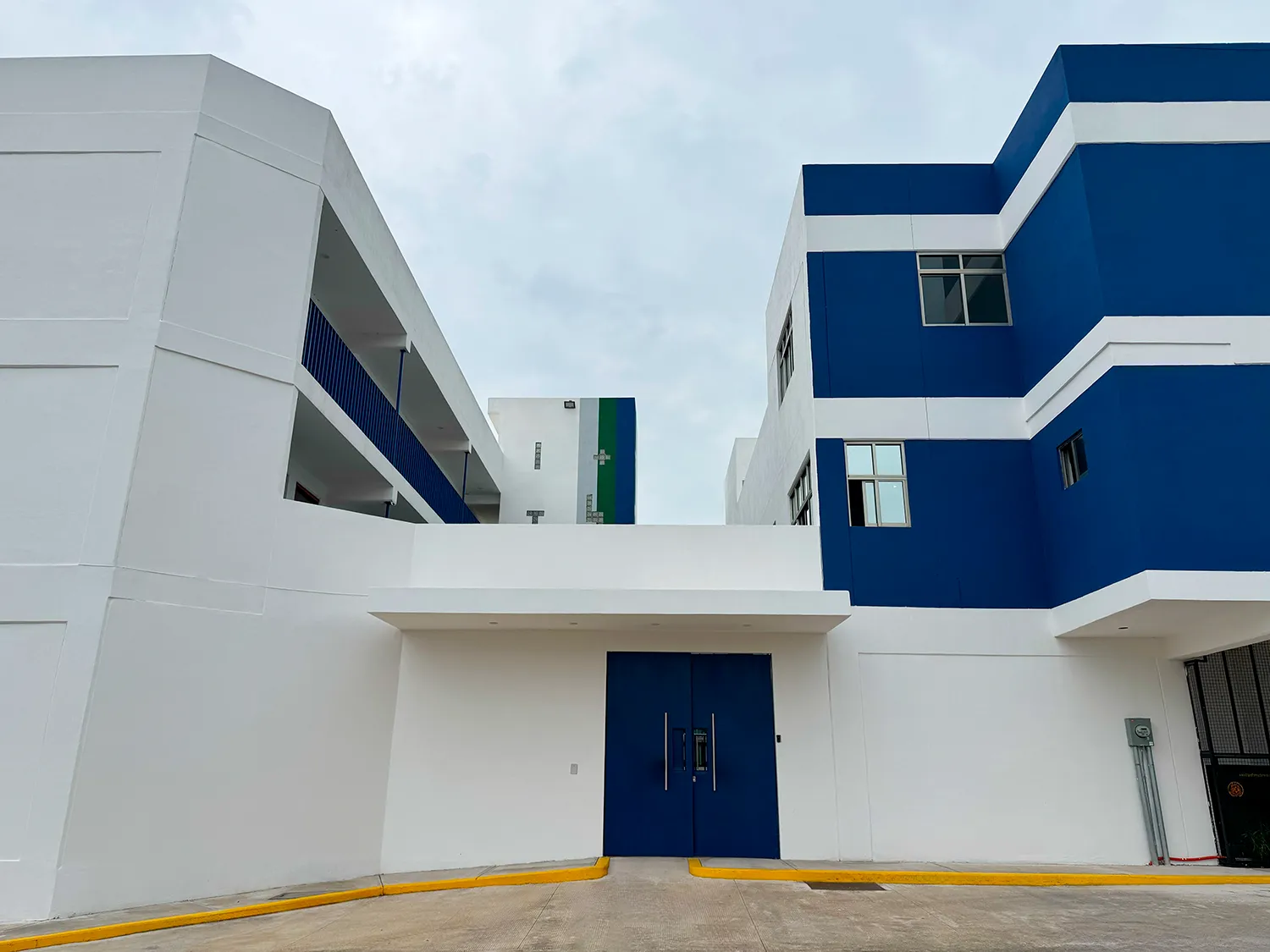 Fachada del Instituto Quetzal Internacional en Corregidora, Quer&eacute;taro