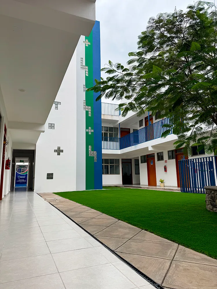 Pasillos y acceso a salones del Instituto Quetzal