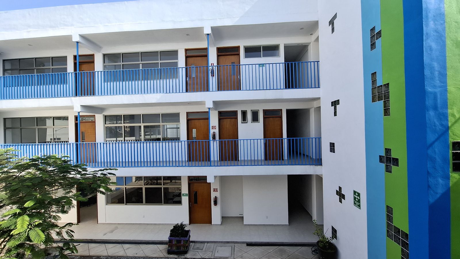 Pasillos y acceso a salones del Instituto Quetzal