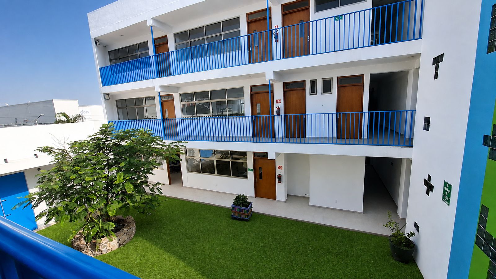Patio central con áreas verdes del Instituto Quetzal