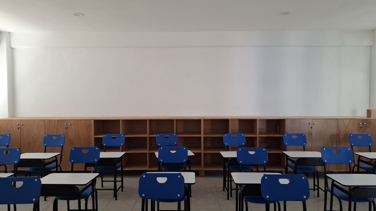 Sal&oacute;n de primaria con grupos reducidos